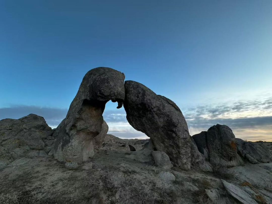 阿拉善盟首次发现华力西期花岗岩天然石拱门